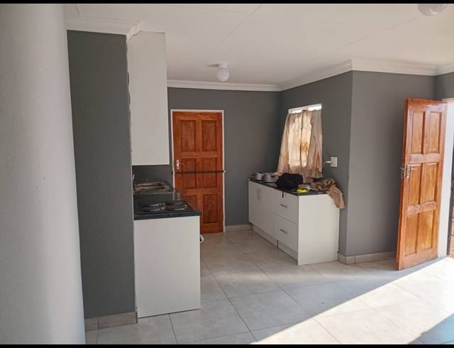 3 BEDROOM HOUSE FOR SALE IN STRETFORD